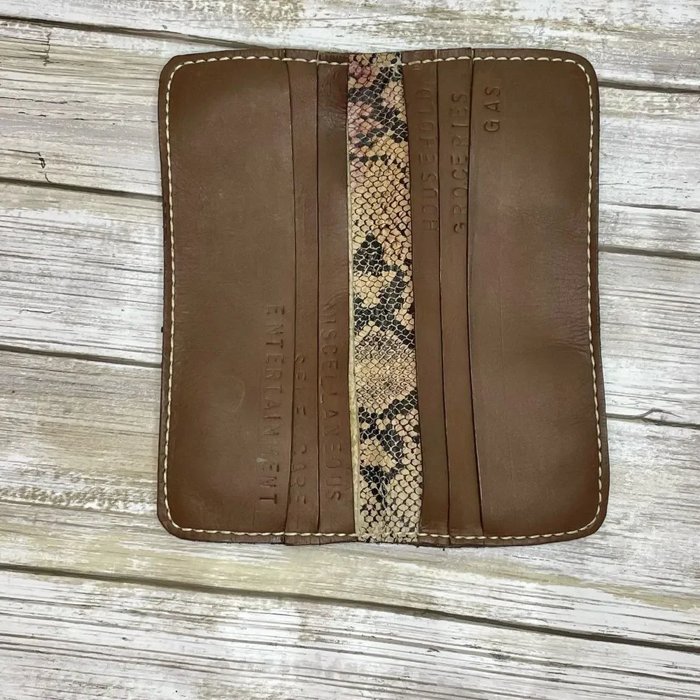 Leather snake skin wallet has cash pockets so that you can stick to your budget - Picture 5 of 14